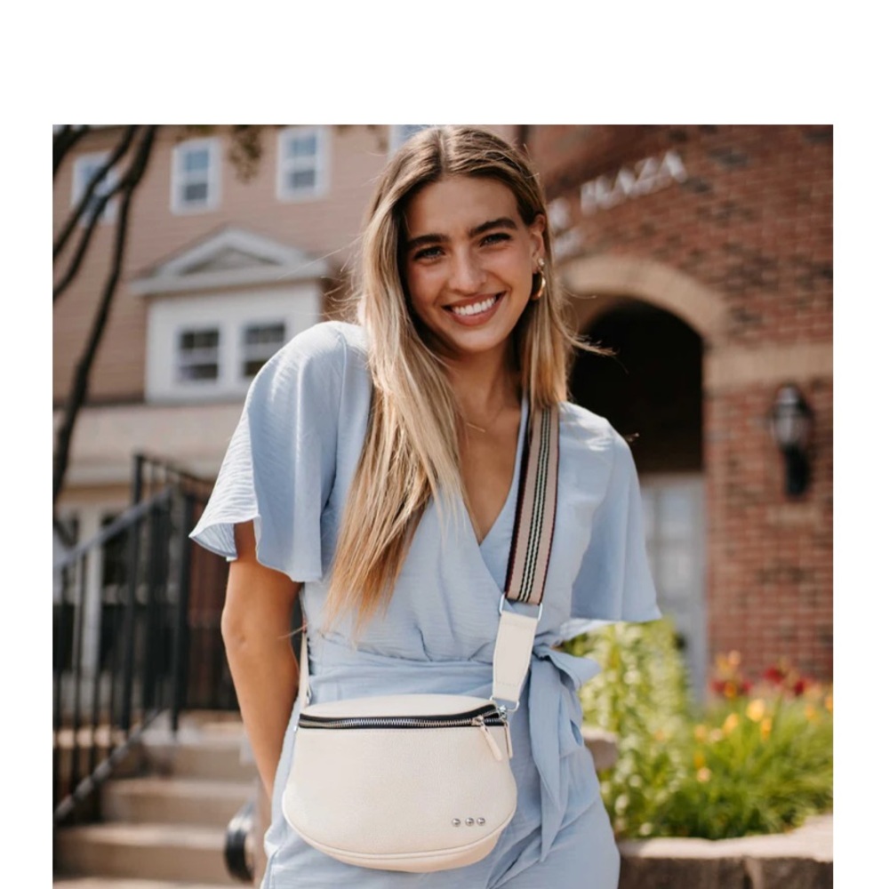 Elegant Beige Crossbody Bag with Adjustable Strap and Sleek Design